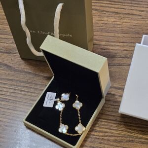 Lucky Alhambra Carnelian 7" Bracelet